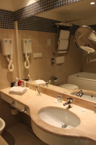 Буквально через дорогу от башни Старая Маргарита