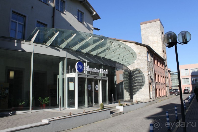 Буквально через дорогу от башни Старая Маргарита