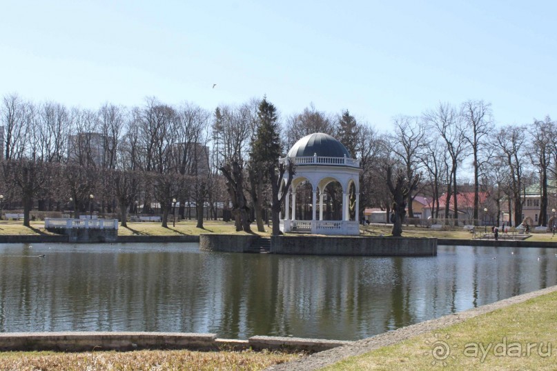 Буквально через дорогу от башни Старая Маргарита