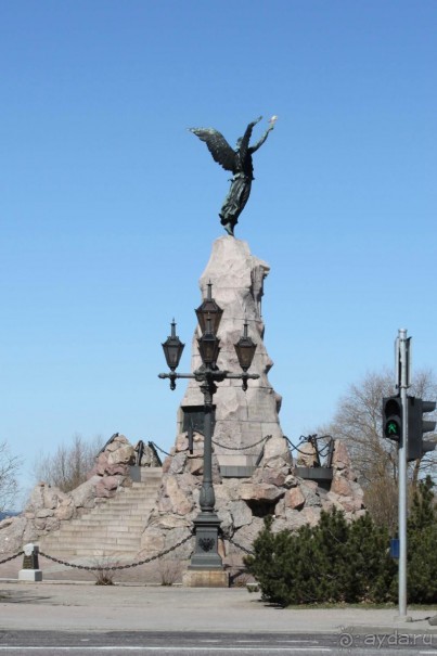 Буквально через дорогу от башни Старая Маргарита