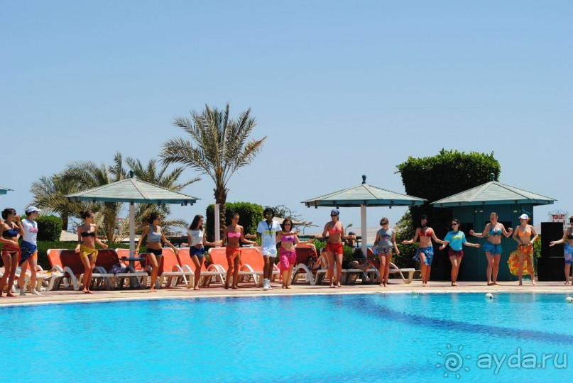 ВОСТОЧНЫЕ ТАНЦЫ У БАССЕЙНА ПРОВОДИТ АНИМАТОР МИША