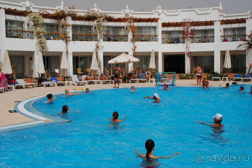 занятие акваэробикой в тёплом бассейне