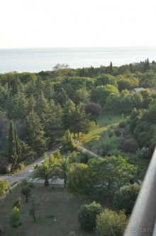 вид с балкона на территорию отеля и на море