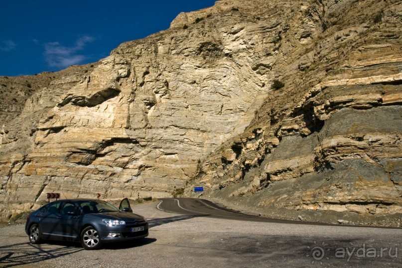 Слоистые скалы и пример застопленной машинки, трасса Эрзурум - Хопа