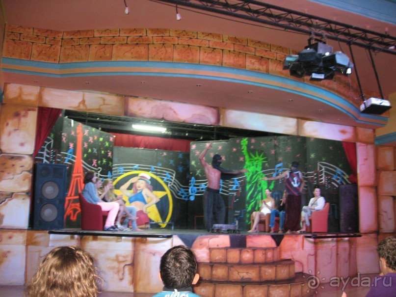 щоу факиров. Из-за дождя перенесли в зал