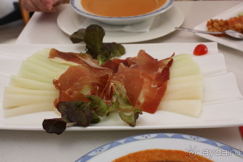 Испанская классика: хамон (национальный деликатес, сыровяленый свиной окорок) с дыней.