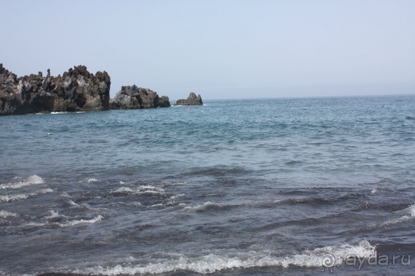 Городок Пуэрто де Сантьяго, с расположенным в самом центре городка пляжем Ла Арена (Playa de la Arena). 