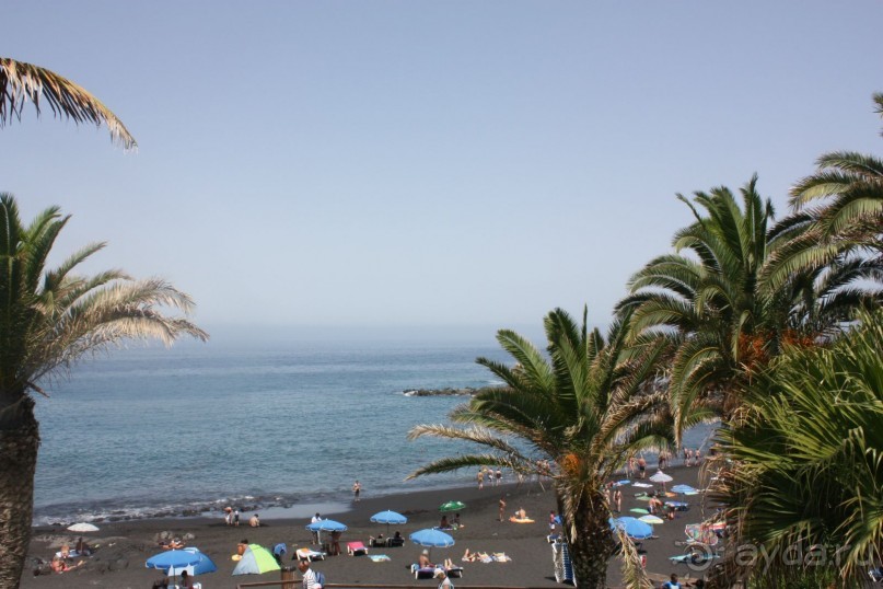 Городок Пуэрто де Сантьяго.   Пляж Ла Арена (Playa de la Arena).  Вид с променада. 