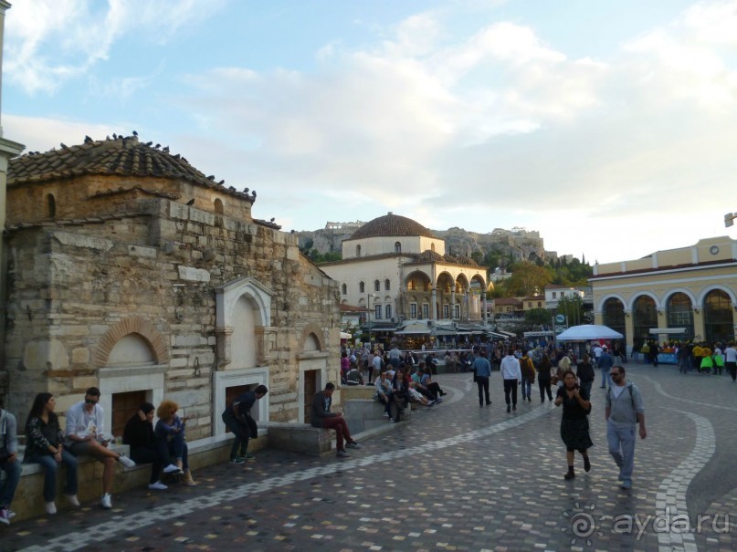 Площадь Монастираки. Вечереет. (передний план -церковь Успения Богородицы, влево- мечеть, напротив мечети - станция метро "Монастираки")
