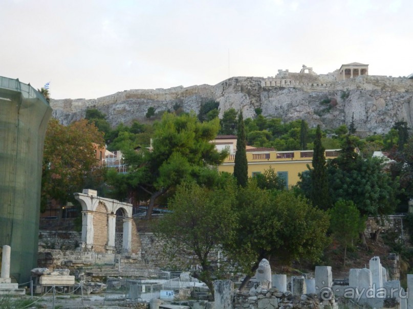 Вид на акрополь через Римскую агору