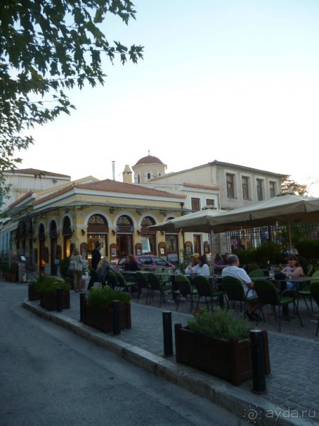 Одно из многочисленных кафе на площади Монастираки