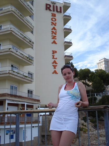 вид отеля от бассейна