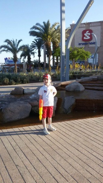 Мол напротив моря