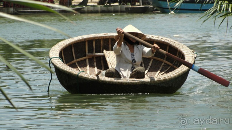 Местная рыбачка на лодке "туег чай"