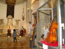 Музей Вивальди в Венеции в здании церкви. Играет музыка.