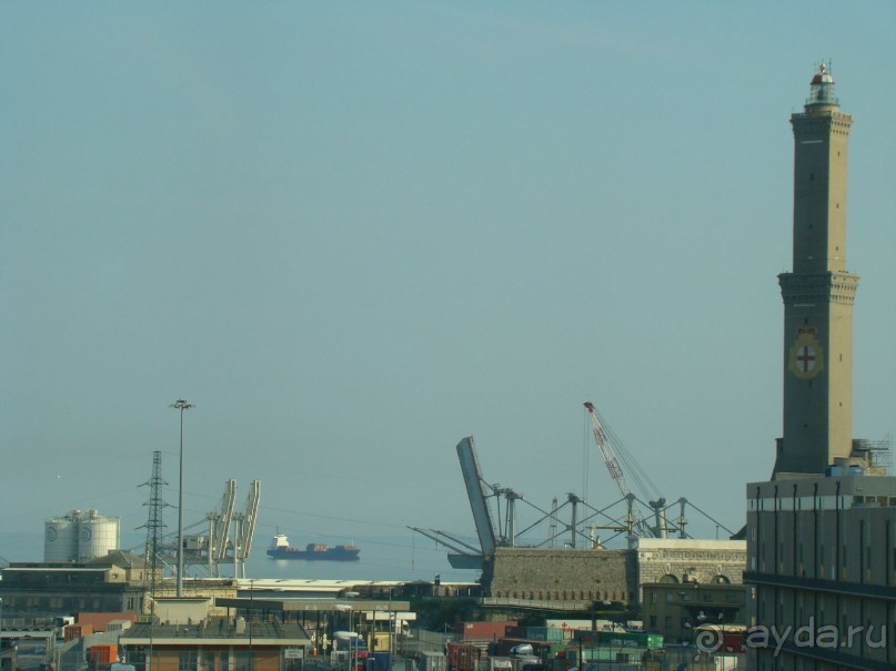 Древний маяк Латерна в порту Генуи.