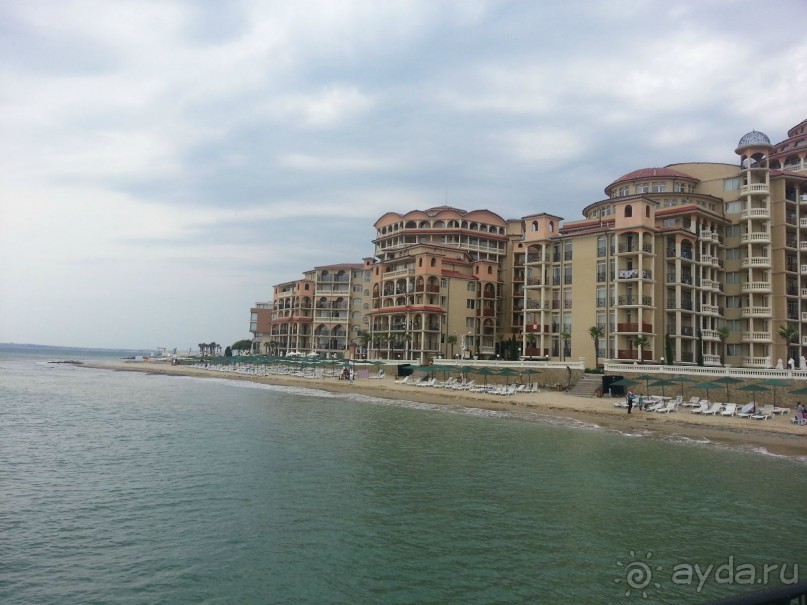 Вид на отель с пирса