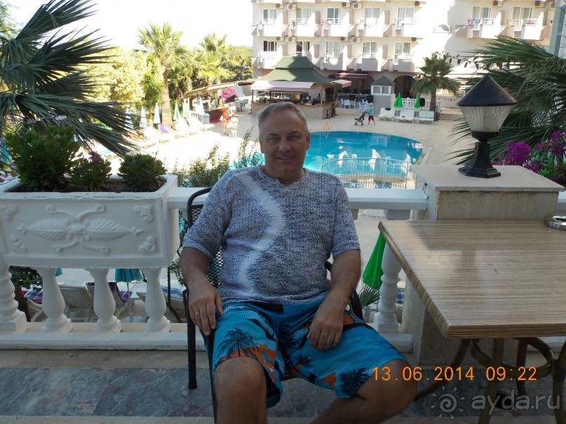 Вид с террасы на наш корпус и большой бассейн с лягушатником