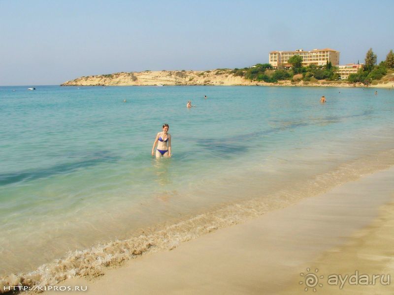 Пляж Корал Бей (Coral Bay) в Пафосе - один из самых популярных на Кипре