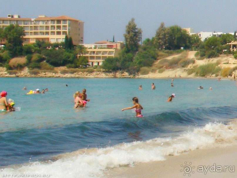 Пляж Корал Бей (Coral Bay) в Пафосе - один из самых популярных на Кипре