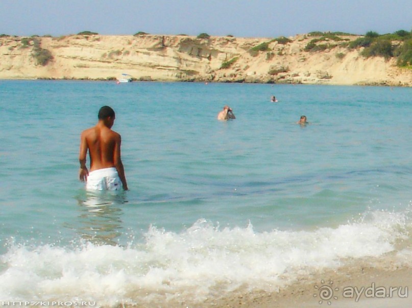 Пляж Корал Бей (Coral Bay) в Пафосе - один из самых популярных на Кипре