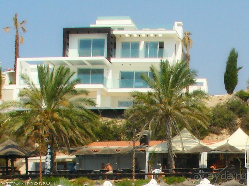 Пляж Корал Бей (Coral Bay) в Пафосе - один из самых популярных на Кипре