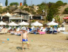 Пляж Корал Бей (Coral Bay) в Пафосе - один из самых популярных на Кипре