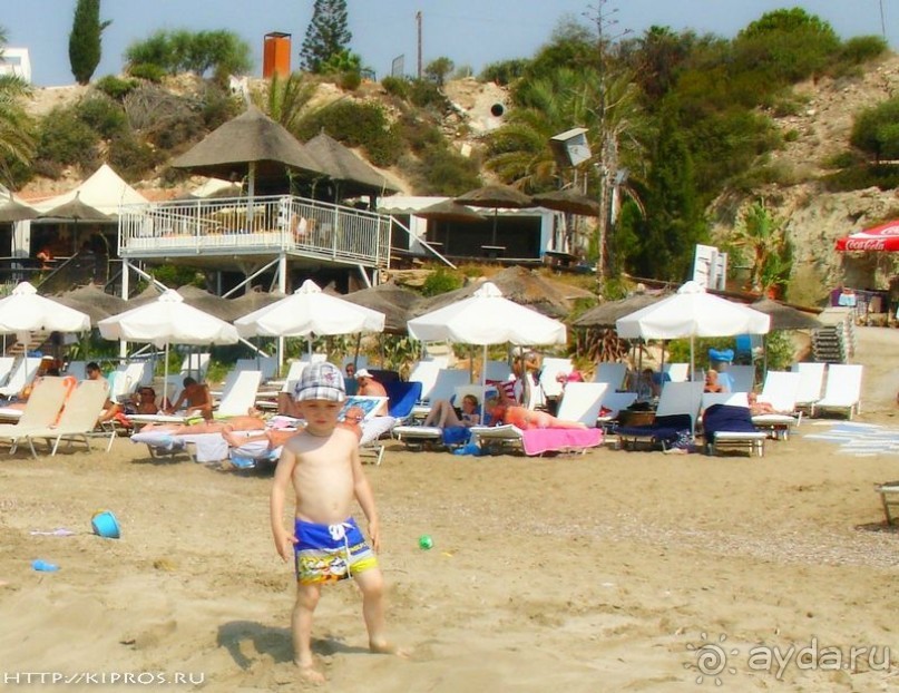 Пляж Корал Бей (Coral Bay) в Пафосе - один из самых популярных на Кипре