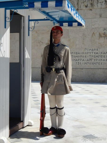 Караул неред зданием Парламента. 