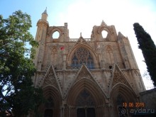 Церковь  Св.Николая в Фамагусте в готическом стиле, переделанная позднее в мечеть(слева пристроен минарет)