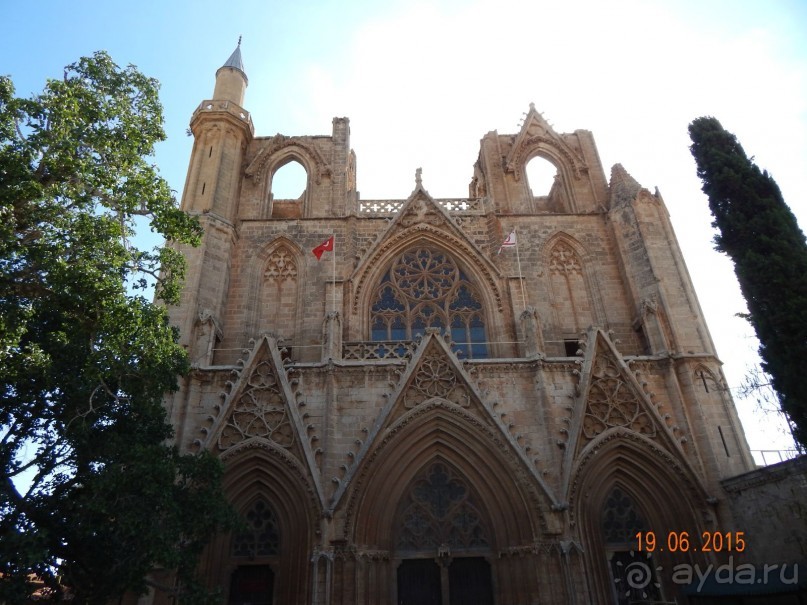 Церковь Св.Николая в Фамагусте в готическом стиле, переделанная позднее в мечеть(слева пристроен минарет) Церковь Св.Николая в Фамагусте в готическом стиле, переделанная позднее в мечеть(слева пристроен минарет)