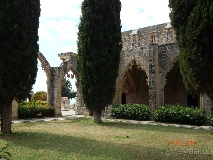 Аббатство Белапаис в Керинии 12 век(Сев.часть Кипра-непризнанная Турецкая Республика) 