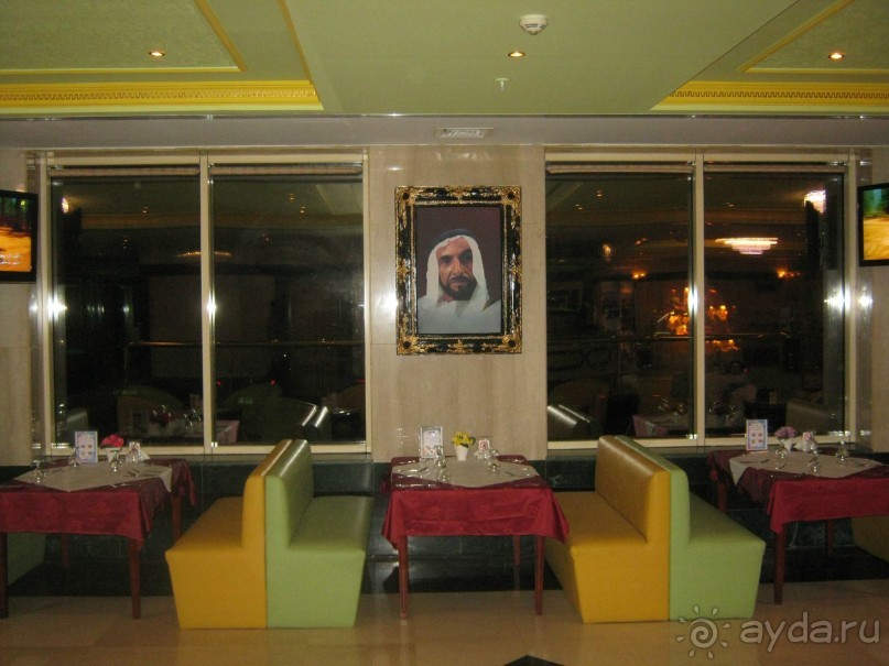 Портреты шейхов - обязательный атрибут всех учреждений.Арабы боготворят своих правителей.И есть за что!