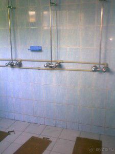 тут избавляешься от всех комплексов,хочешь ты того или нет))Кстати со сливом были проблемы,вода сливалась только в одном душе.Так что отстой из грязной мыльной воды всегда радовал наши ноги.
