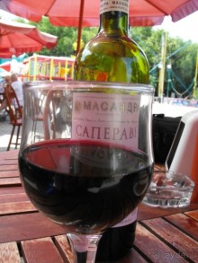 фото кафе рядом с магазином "Массандра и "нкерман",вот такое меню и размер порции,оченьвкусно.