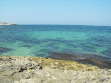 камень по всюду ни единого мягенького песочка