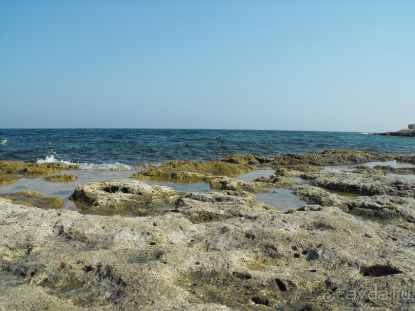 каменный пляж,берите ссбой потолще покрывало,удобно будет лежать. 