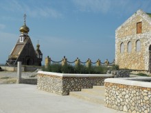 А это дорога там вниз лестница к катеру прогулочному и там где снимали фильмы. На фото видете маленькую часовню,по закону если ты ее строишь,то налогов меньше платить,рядом с ней тоже пансионат,довольно хороший на вид и дорогой. Много Москвичей отдыхает