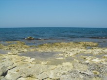 камень по всюду ни единого мягенького песочка