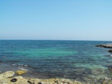 каменный пляж,берите ссбой потолще покрывало,удобно будет лежать. 