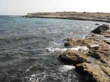 каменный пляж,берите ссбой потолще покрывало,удобно будет лежать. 