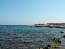 каменный пляж,берите ссбой потолще покрывало,удобно будет лежать. 