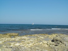 камень по всюду ни единого мягенького песочка