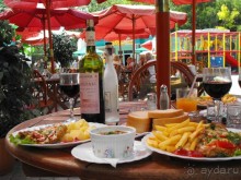 фото кафе рядом с магазином "Массандра и "нкерман",вот такое меню и размер порции,оченьвкусно.