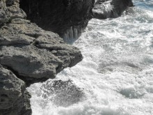 А сюда ехать только на такси на скалы, тут можно пожарить шашлыки и потом пойти на каменный пляж . В статье все описано.