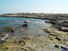 каменный пляж,берите ссбой потолще покрывало,удобно будет лежать. 