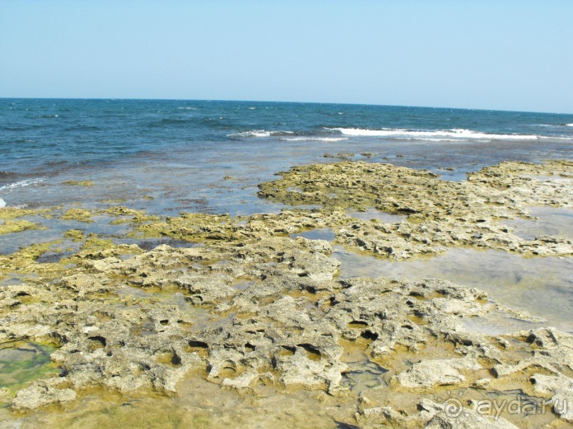 каменный пляж,берите ссбой потолще покрывало,удобно будет лежать. 