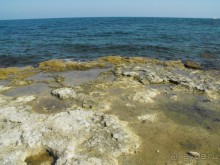 каменный пляж,берите ссбой потолще покрывало,удобно будет лежать. 