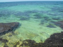 каменный пляж,берите ссбой потолще покрывало,удобно будет лежать. 