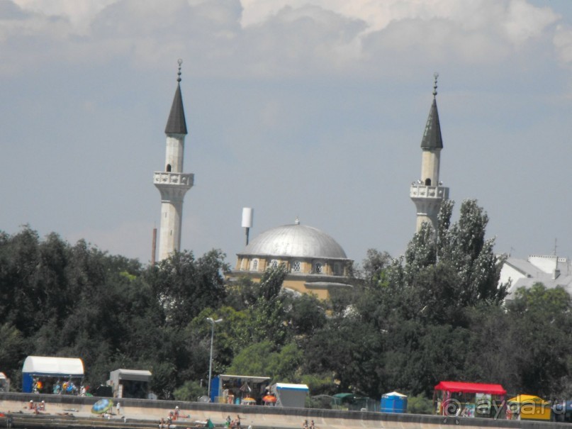 вот про этот порт я говорил, когда упоминал про грязную воду.Фото сделано с прогулочного катера. МЕЧЕТЬ.тОЖЕ ЗАЕЗЖАТЬ БУДЕТЕ НА ЭКСКУРСИИ